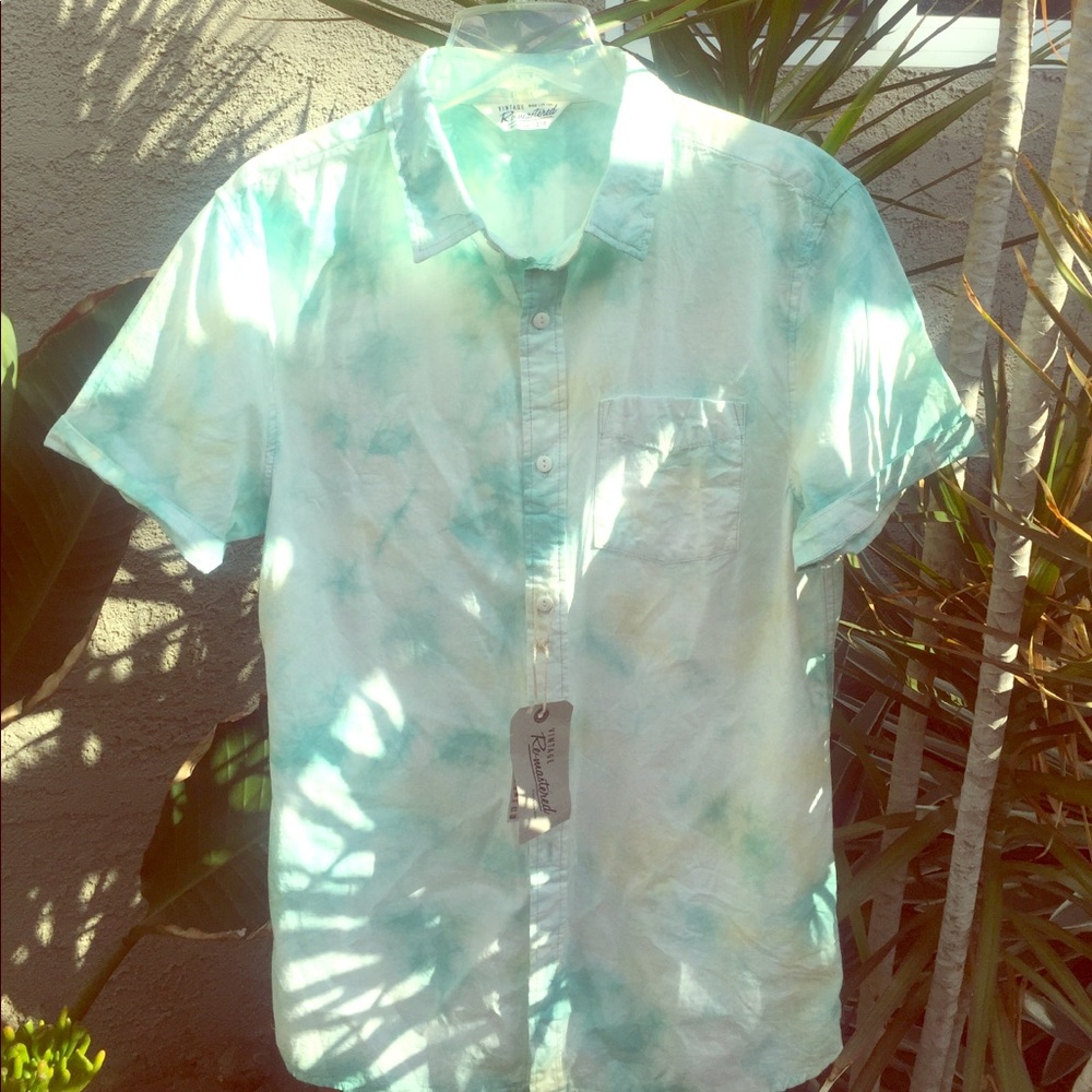 Mens 💯% cotton button down collared shirt.  NWT